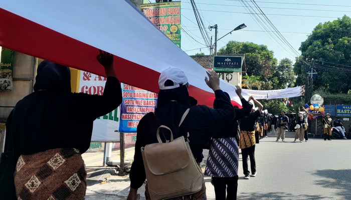 Kirab Budaya di Petilasan Keraton Kartasura, Maba UIN Raden Mas Said Bentangkan Merah Putih 1.000 Meter