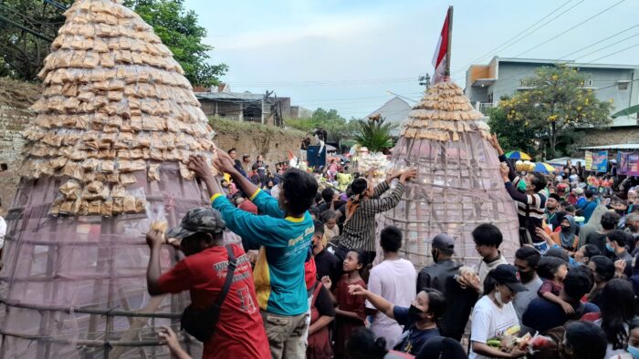 Kirab Budaya HUT Kartasura ke-342, Warga Antusias Rebutan Gunungan Tahu Disaksikan Wakil Bupati Sukoharjo