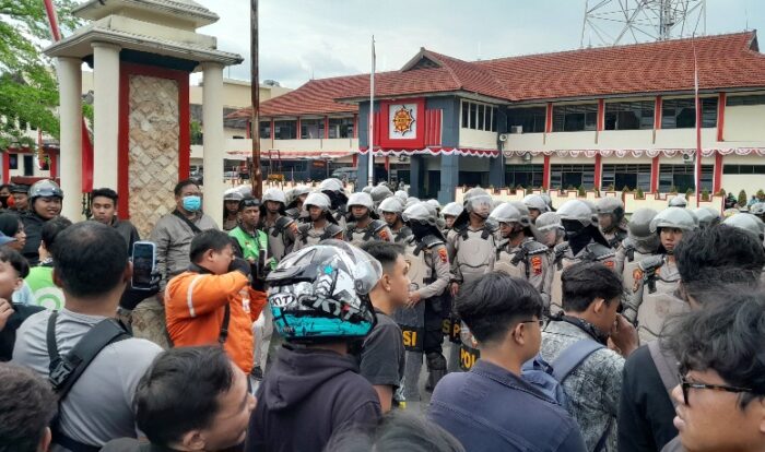 Mako Brimob Solo Mencekam! Massa Ojol Mengamuk, Pagar Dirusak, Gas Air Mata Ditembakkan