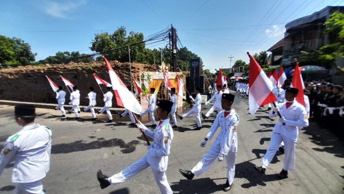 Warga Tumpah Ruah Saksikan Kirab Budaya Ambal Warso Kartasura ke-345
