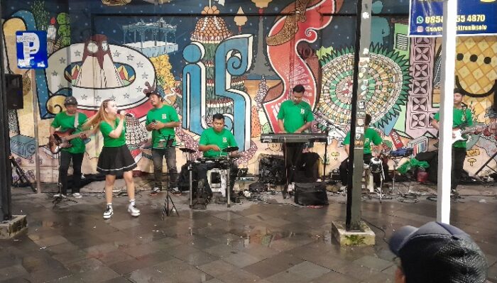 Berlyn and Friends Guncang Koridor Gatsu Solo di Debut Street Performance