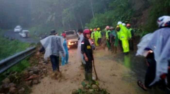 Diguyur Hujan, Jalur Cianjur-Ciwidey Tertutup Material Longsor