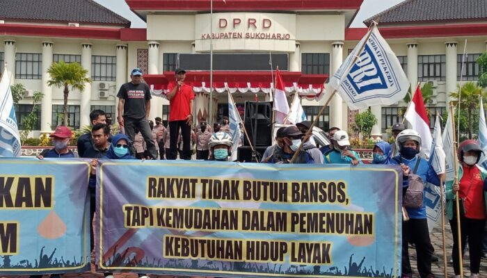 Buruh Sukoharjo Tolak Kenaikan Harga BBM, Geruduk Kantor DPRD Sampaikan Tuntutan