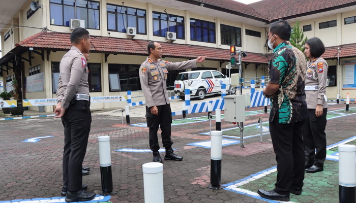Pastikan Beri Pelayanan Terbaik, Kapolres Malang Tinjau Pelayanan SIM di Satpas Singosari Malang