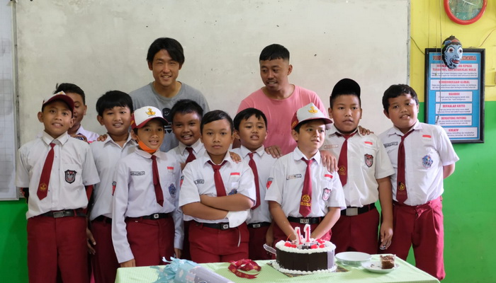 Anak Korban Tragedi Kanjuruhan Rayakan Ulang Tahun, Pemain Arema FC Beri Kejutan