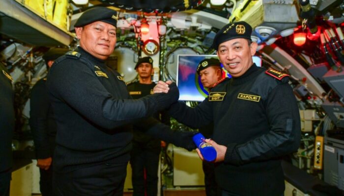 Wujud Kekuatan Sinergitas, Kapolri Dapat Brevet Hiu Kencana TNI AL