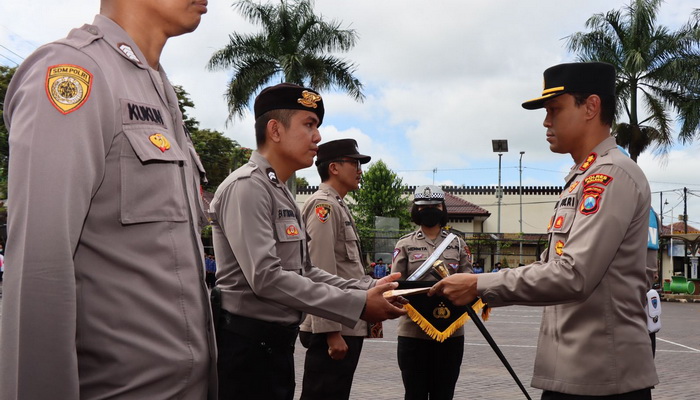 Peringati Hari Kesadaran Nasional, Kapolres Malang Beri Penghargaan Anggota Berprestasi
