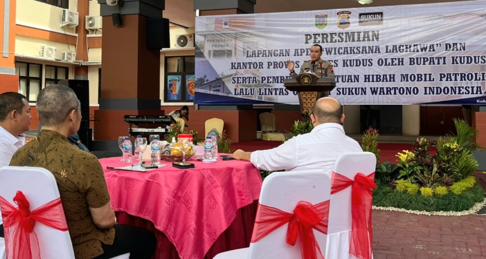 Menjelang Pindah Tugas, AKBP Wiraga Dimas Tama Wakili Polres Kudus Terima Hibah 2 Mobil Patroli Lantas