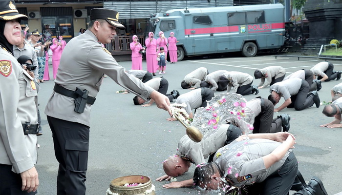 Kapolresta Malang Kota Pimpin Upacara Kenaikan Pangkat 50 Personilnya