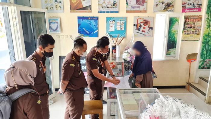 Jaksa Penyidik Kejari Nganjuk Geledah Rumah Tersangka Dugaan Korupsi Dana BOP Covid 19