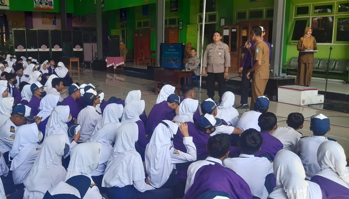 Polres Ponorogo Goes To School Berikan Sosialiasi Cegah Pergaulan Bebas hingga Pernikahan Dini