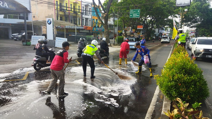Bahayakan Pengguna Jalan, Polisi dan PMK Malang Bersihkan Tumpahan Solar