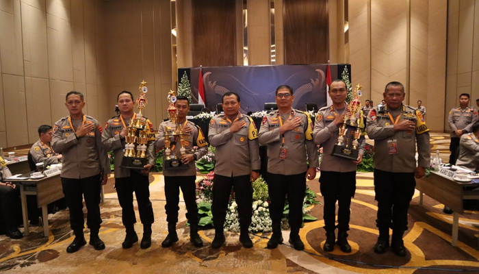 Anev Kamtibmas, Kapolres Malang Terima Penghargaan dari Kapolda Jatim
