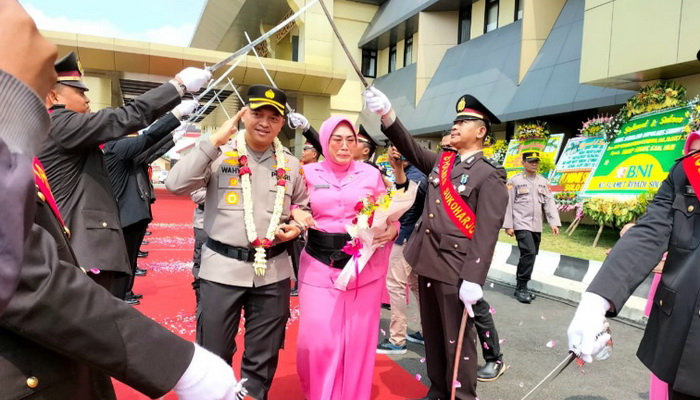 Kapolres Sukoharjo Berganti, Tradisi Pedang Pora Sambut AKBP Sigit dan Lepas AKBP Wahyu Nugroho Setyawan