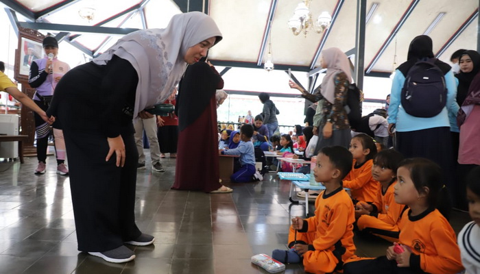 Ikuti Jalan Sehat, Bupati Purworejo Bagikan Doorprize dan Berinteraksi dengan Anak-anak TK-Paud