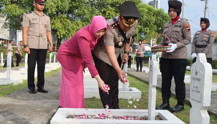 Hari Bhayangkara Ke-78, Polres Demak Ziarah ke Makam Pahlawan
