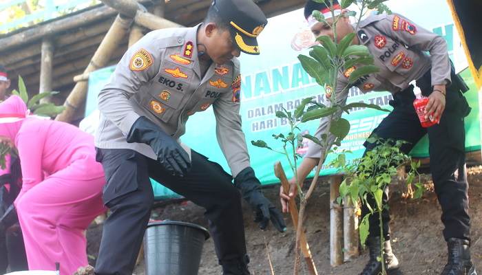 Peringati Hari Bhayangkara ke-78, Polres Purworejo Tanam Ratusan Bibit Pohon