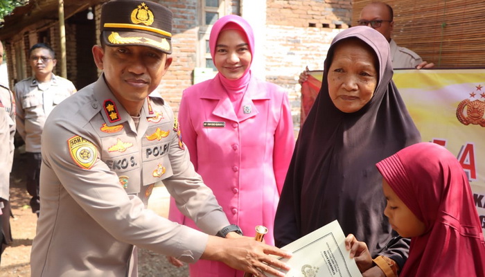 Hari Bhayangkara Ke-78, Polres Purworejo Bagikan Beasiswa Kepada Murid Berprestasi