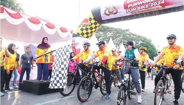 Bupati Purworejo Lepas Peserta Fun Bike Hari Bhayangkara Ke-78