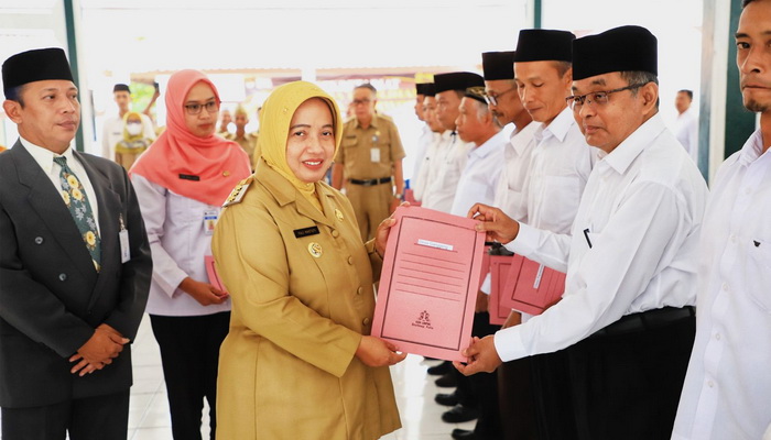 Masa Keanggotaan BPD Diperpanjang, Bupati Serahkan SK Perpanjangan