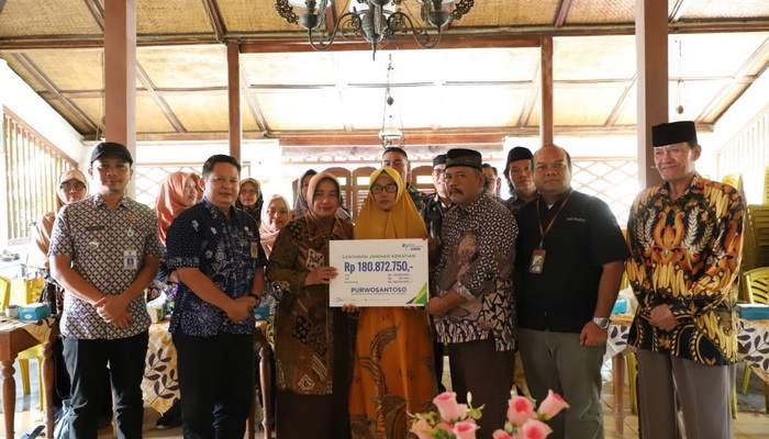Bupati Serahkan Santunan BPJS Ketenagakerjaan untuk Ahli Waris Perangkat Desa Wonoenggal