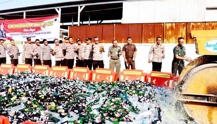 Cipta Kondisi Pilkada Demak, Ribuan Botol Miras Hasil Ops Pekat di Musnahkan