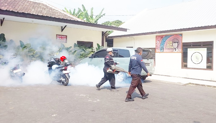 Polres Malang Gencarkan Fogging di Seluruh Kantor Pelayanan, Berantas Nyamuk DBD