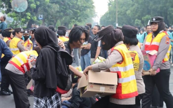 Unjuk Rasa Indonesia Gelap di Solo, Polwan Dikerahkan Dinginkan Suasana