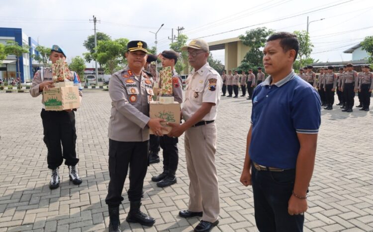 Sambut Lebaran, Kapolres Sukoharjo Serahkan 1000 Bingkisan kepada Personel dan Masyarakat
