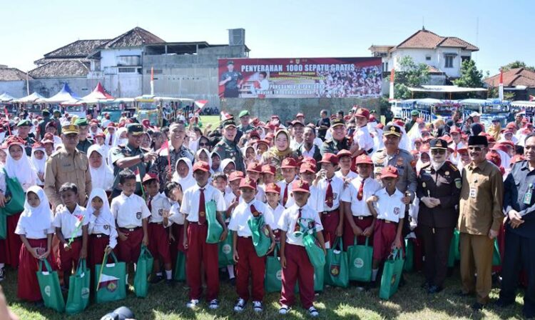 Pangdam IV Diponegoro Hadiri Penyerahan 1.000 Sepatu Untuk Anak Sekolah di Sukoharjo