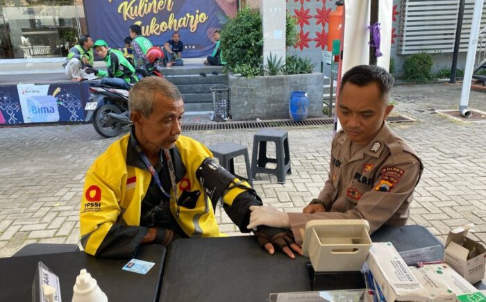 Bakti Kesehatan HUT Bhayangkara ke-79, Polres Sukoharjo Cek Kesehatan Gratis Pengemudi Ojol