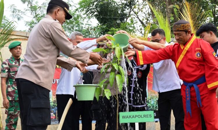Libatkan Perguruan Silat, Polres Sukoharjo Tanam 100 Bibit Pohon Buah di Polokarto