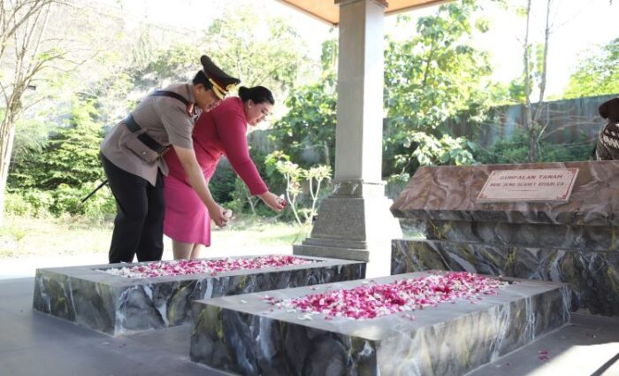 Rangkaian Hari Bhayangkara ke-79, Polresta Surakarta Gelar Ziarah di TMP Kusuma Bakti