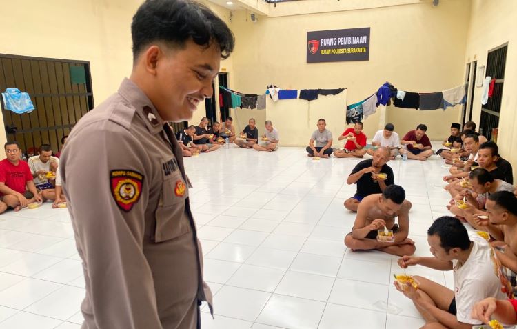 Kejutan Sambut Hari Bhayangkara ke-79, Polresta Surakarta Ajak Tahanan Makan Nasi Kuning
