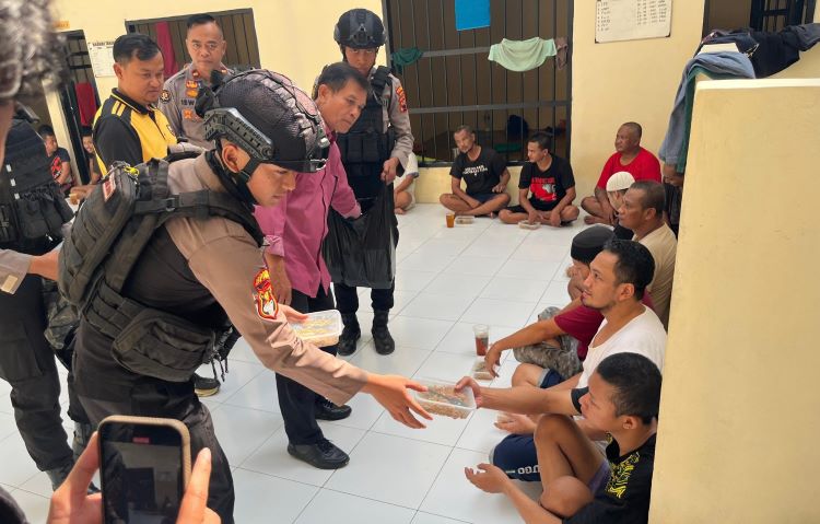 Jumat Berkah, Polresta Surakarta Bagikan Makan Siang Gratis untuk Tahanan
