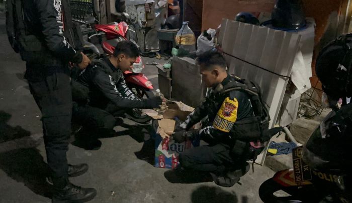 Tim Sparta Grebek Penjual Ciu di Kadipiro, 15 Botol Diamankan