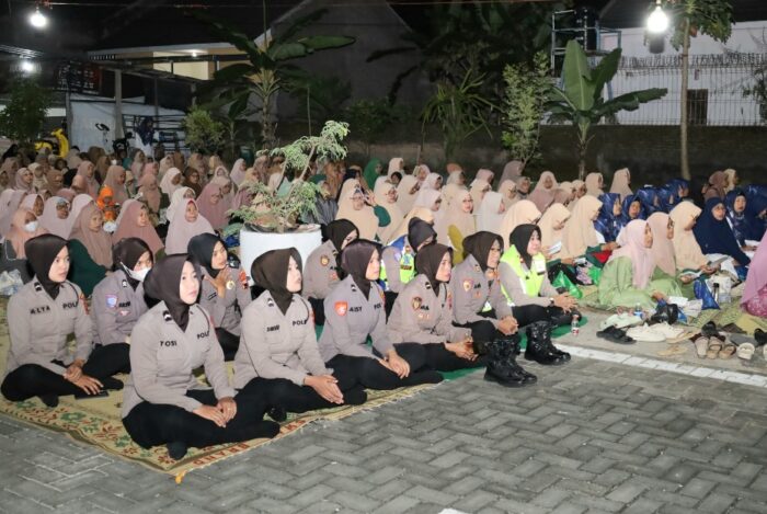 Rayakan HUT ke-77, Polwan Sukoharjo Pilih Bersholawat Bareng Warga