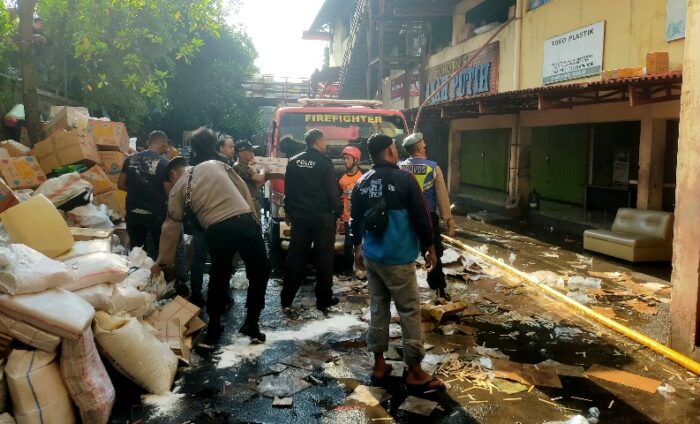 Polisi Bantu Evakuasi Barang Pedagang Saat Kebakaran Hebat di Pasar Induk Wonogiri