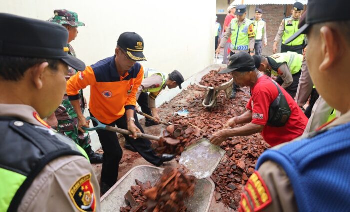 Polres Sukoharjo Gotong Royong Bersihkan Puing Perpustakaan SD yang Roboh Diterjang Hujan Deras