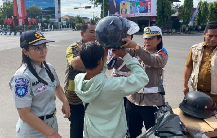 Satlantas Polres Sukoharjo Edukasi Pengendara soal Pajak Kendaraan di Simpang Lima
