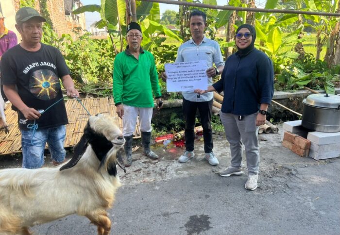 Tak Terpengaruh Intimidasi, Warga Antusias Menerima Pembagian Daging Kurban dari PT BHAS di Sukoharjo