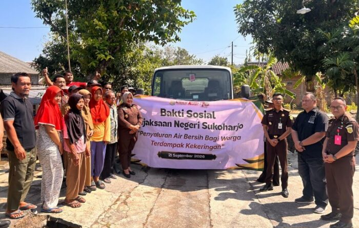 Kekeringan Melanda Sukoharjo, Kejari Salurkan 11 Tangki Air Bersih