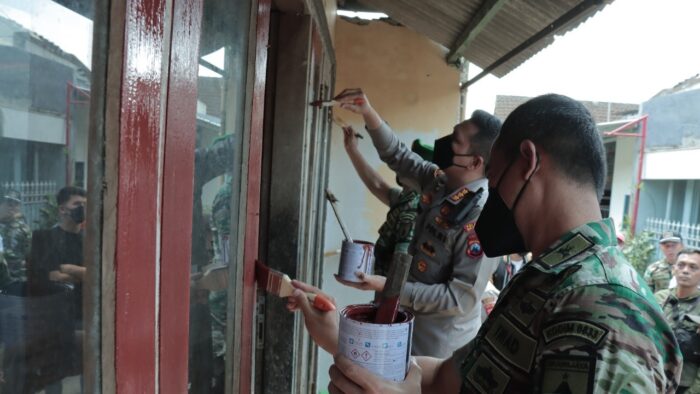Hari Disabilitas Internasional, TNI – Polri dan Relawan Malang Bedah Rumah Disabilitas