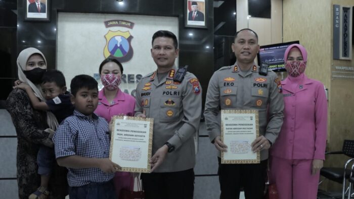 Kapolresta Malang Kota Berikan Bea Siswa Kapolda Jatim Bagi Anak Polisi Korban Insiden Kanjuruhan