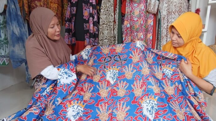 Lewat  Motif Tragedi Kanjuruhan, Batik Lintang Bakal Donasikan Hasil Lelang untuk Keluarga Korban
