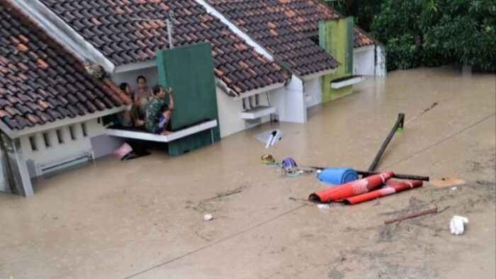 Semarang Banjir, Ditpolairud Polda Jateng Kerahkan Tim SAR Arnavat