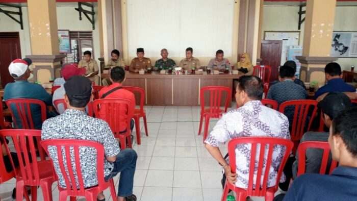 Petani Desa Bugel Polokarto Protes, Limbah Alkohol Cemari Irigasi Sawah