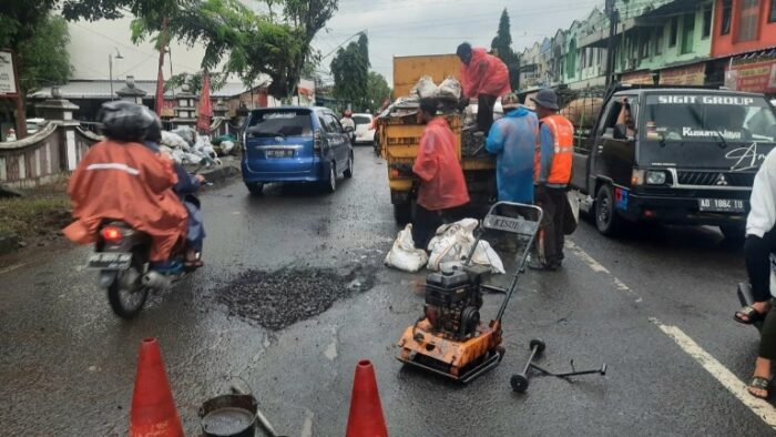 Merespon Keluhan Warga, Bina Marga DPUPR Sukoharjo Tambal Jalan Berlubang di Kartasura