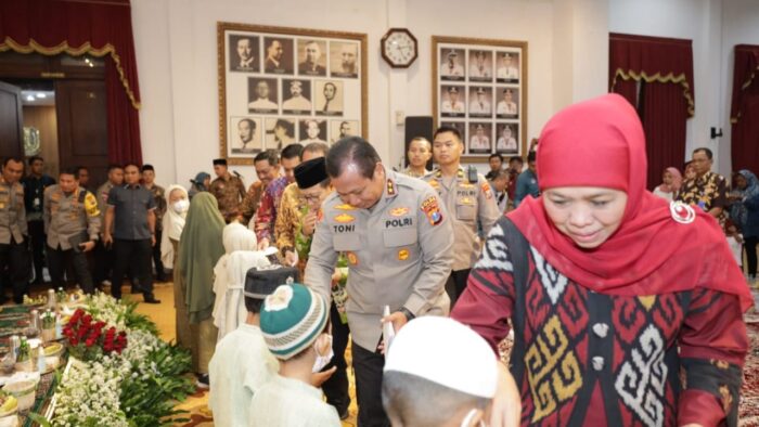 Kapolda Jatim Dampingi Gubernur Gelar Silaturahmi dan Pemberian Bantuan Keluarga Korban Kanjuruhan