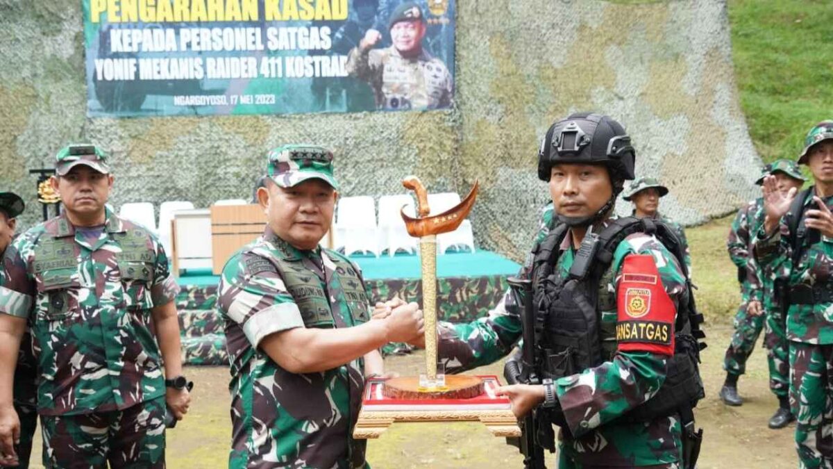 Pangdivif 2 Kostrad Dampingi Kasad dalam Meninjau Jalannya Latihan Pratugas Yonif MR 411 Kostrad